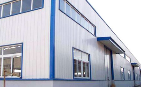 利用<a href='http://wap.dghtlsw.com/' target='_blank'><u>彩鋼板</u></a>來(lái)搭建簡(jiǎn)易板房
